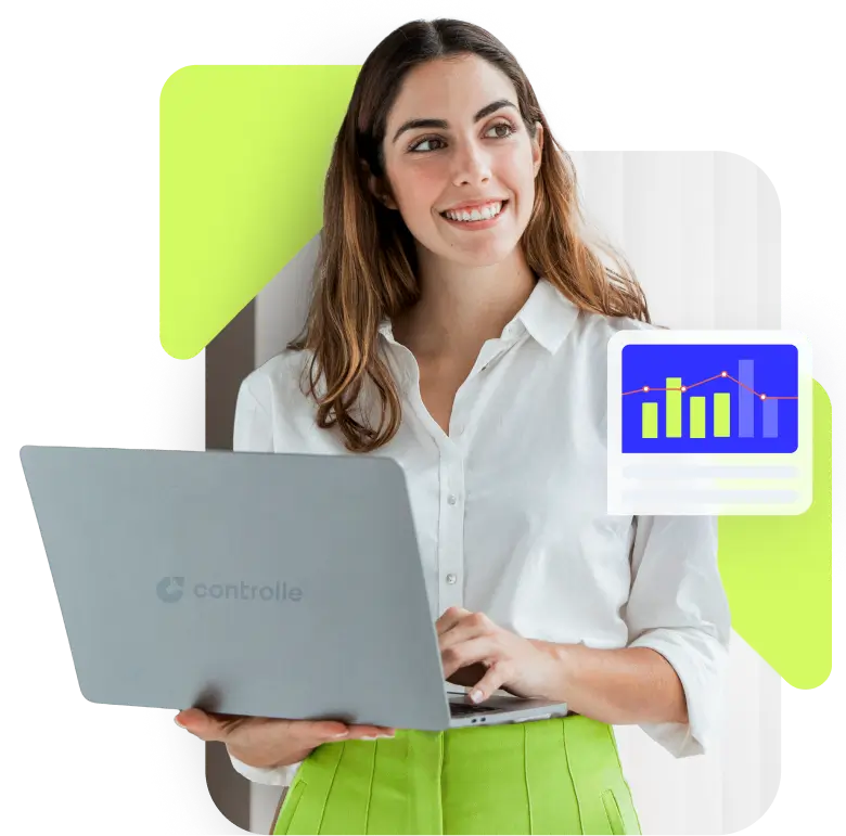 Mulher de blusa branca e saia verde segurando um notebook e sorrindo